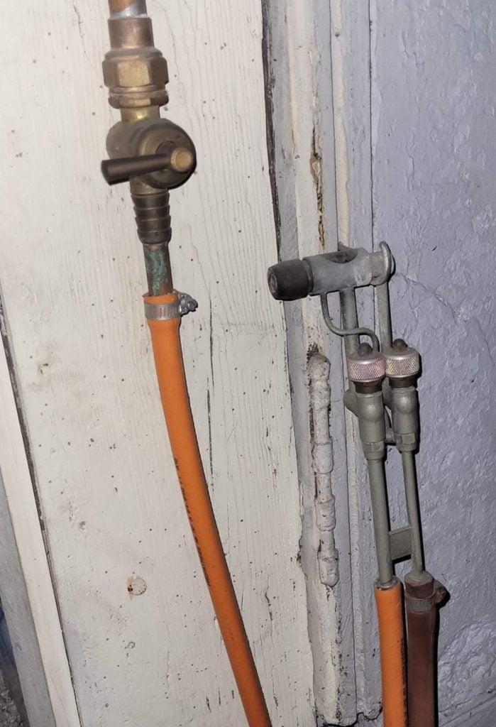 Diagnostic gaz NFP45 500. Photo d'une installation gaz dangereuse avec plusieurs  anomalies illustrant ainsi l’intérêt des contrôle avant vente ou location.