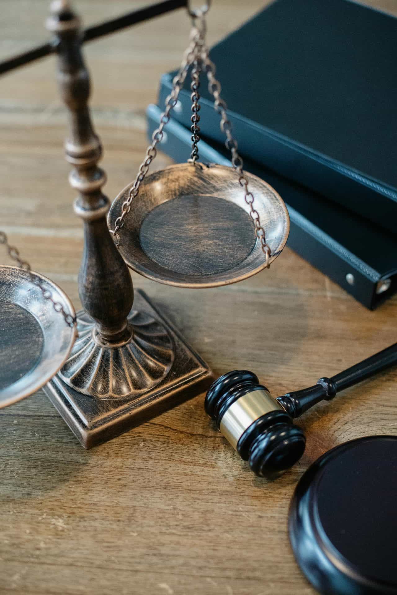 image représentant la balance de la justice illustrant ainsi le décret à paraître en juillet 2024 sur la nouvelle surface de référence du DPE