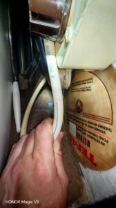 Vieux tube souple de gaz périmé avant 1996 trouvé lors d'un diagnostic gaz dans le Golfe de Saint-Tropez.